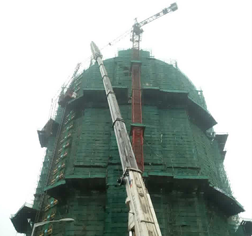 乌什吊车在工地上作业